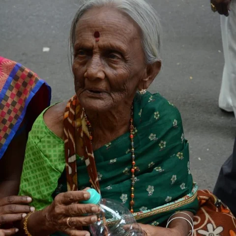 `ஒரு தடவையாவது பார்த்துட்டுப் போறேன்..!’ - 88 வயதில் மருத்துவமனை வாசலில் தவிக்கும் நெல்லை மூதாட்டி