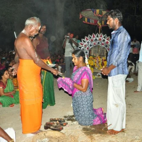 குழந்தை வரம் அருளும் எலுமிச்சம் பழ பிரசாதம்! - நள்ளிரவில் ஏலம்