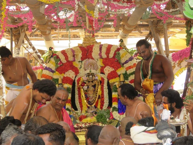 சிவகங்கை அருகே நடைபெற்ற திருக்கோஷ்டியூர் தெப்பத் திருவிழா! - வழிபாடு செய்ய குவிந்த பக்தர்கள்