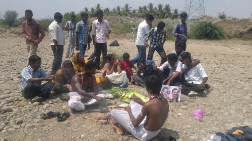 காவிரி கரையில் ராஜபக்சே, சோனியா, சுப்பிரமணிய சுவாமிக்கு திதி! (படங்கள்)