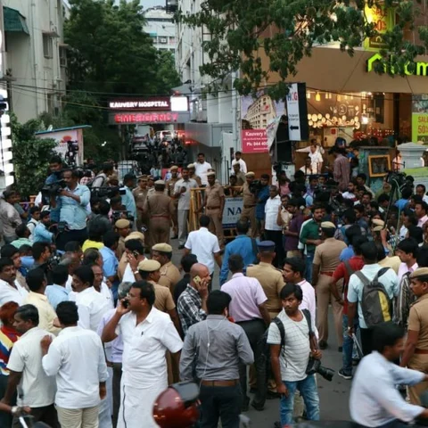 11-வது நாளாக தொடரும் சிகிச்சை! - மருத்துவர்களின் தீவிர கண்காணிப்பில் கருணாநிதி