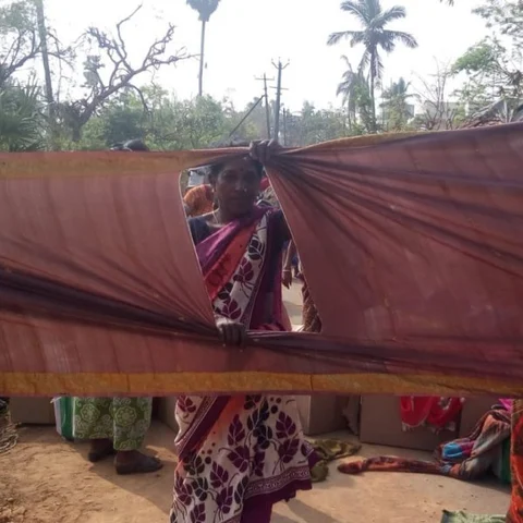 `27 பொருள்கள் இல்லை; கிழிந்த சேலைதான் இருக்கு!’ - அரசின் செயல்பாட்டால் கொதித்த டெல்டா