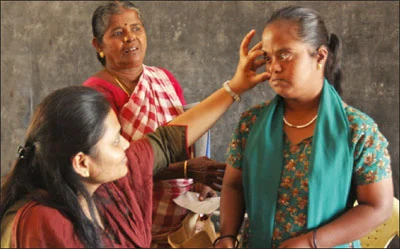 குழந்தையின் கை ரேகையைக் கவனியுங்கள்