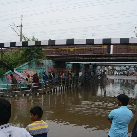 மழை குறித்த புகார்! எந்த ஐஏஎஸ் அதிகாரிகளிடம் தெரிவிக்கலாம்?