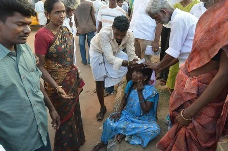 ஜெ. விழாவுக்க்கு சென்று திரும்பிய 3 பேர் மாடு முட்டி காயம்!
