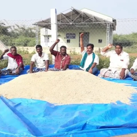 நாகை அருகே அறுவடைசெய்த நெல்லைக் கொட்டி விவசாயிகள் போராட்டம்!