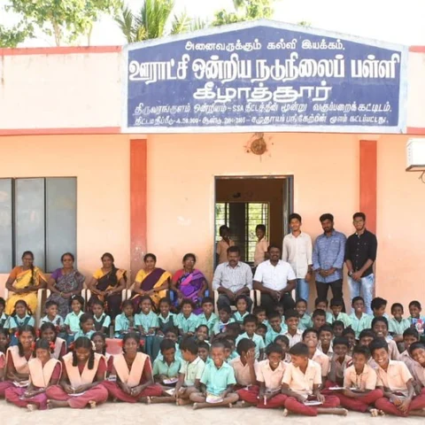 விகடன் செய்தி எதிரொலி - அரசுப் பள்ளி மாணவர்களுக்கு கல்வி உபகரணங்கள் வழங்கிய இளைஞர்கள்!