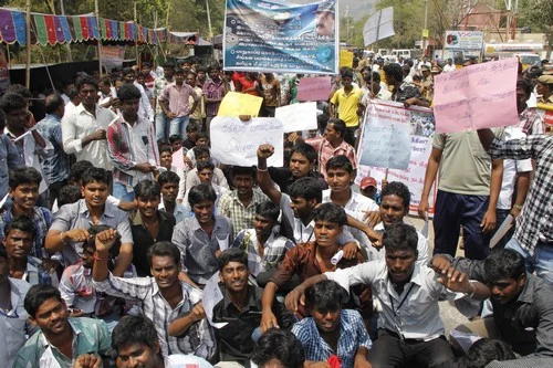10வது நாளாக பற்றி எரியும் தமிழகம்! (படங்கள்)