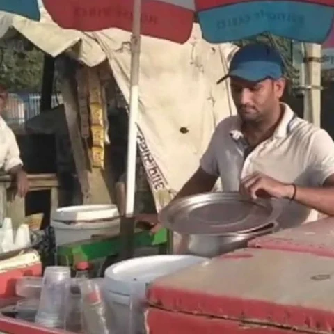 அர்ஜுனா விருது பெற்ற சர்வதேசக் குத்துச்சண்டை வீரர் - சாலையில் குல்ஃபி விற்கும் அவலம்