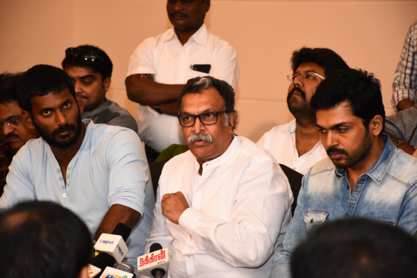 தொப்புள் கொடி உறவுகள் தாக்கப்படுவது நிறுத்தப்பட வேண்டும் போராட்டத்தில் தமிழ் திரையுலகம்!