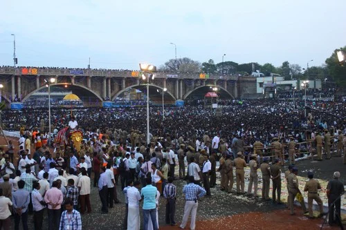 பச்சை பட்டு உடுத்தி வைகையாற்றில் இறங்கினார் கள்ளழகர்