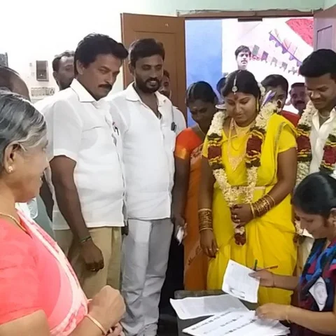 `தாலி கட்டியதும் பூத்துக்கு போய்விட்டோம்' - திருமணக் கோலத்தில் வாக்குப்பதிவு செய்த தம்பதி
