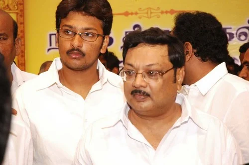 அழகிரி மகனுக்கு எதிராக வாக்குமூலம் கொடு: மிரட்டும் போலீஸுக்கு எதிராக வழக்கு