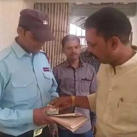 `அவரிடம் கொடுப்பதுதான் முறை!’ - கட்சி அலுவலக செக்யூரிட்டியிடம் ராஜினாமா கடிதம் கொடுத்த பா.ஜ.க எம்.பி