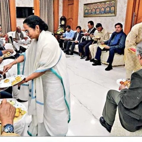 மகா மாநாட்டுக்கு வந்த தலைவர்களுக்கு உணவு பரிமாறி மகிழ்ந்த மம்தா பானர்ஜி!