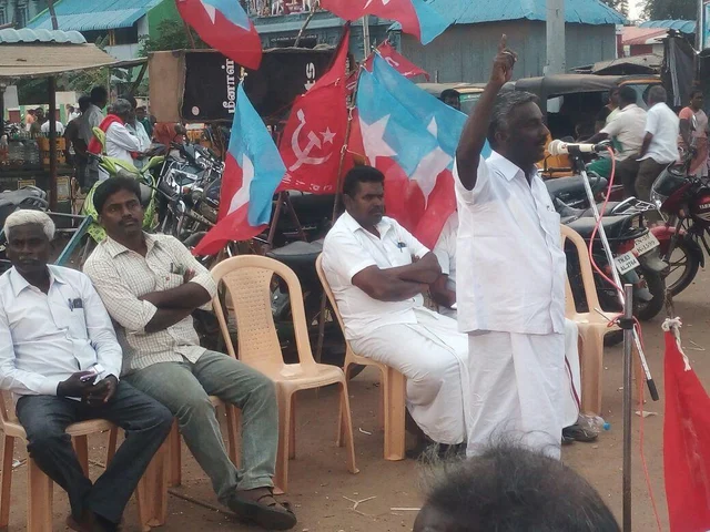 போலீஸ் தாக்குதலுக்கு எதிராகக் களமிறங்கிய கம்யூனிஸ்டுகள்!