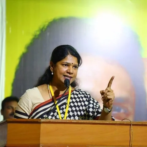 ` எத்தனை பேர் வந்தாலும் சோறு போடுங்கள்!' - கனிமொழியைக் கலங்க வைத்த `கஜா' புயல்