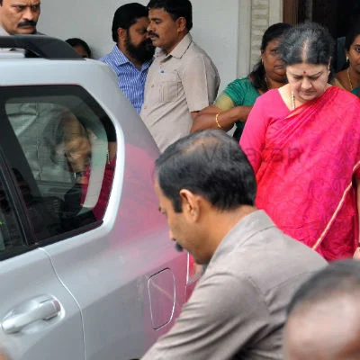 ஜெயலலிதா நினைவிடத்தில் சசிகலா