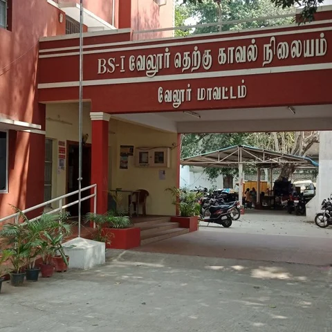 `வேலூரில் அஜித் ரசிகர்களை வெட்டிய இளைஞர் கைது!’ - 3 பேருக்கு வலைவீச்சு