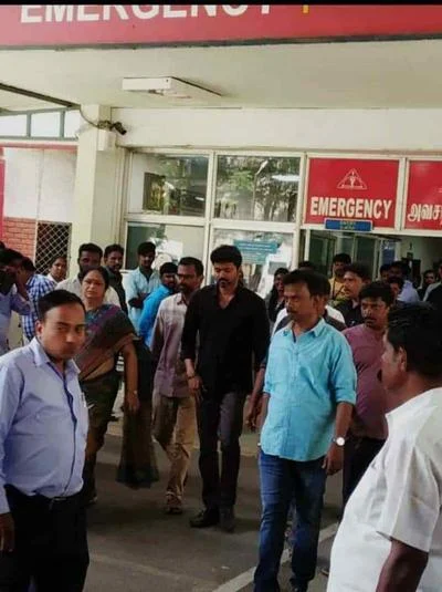 `தொய்வின்றி சிகிச்சை அளியுங்கள்; செலவைப்பற்றி கவலைப்படாதீங்க!'- எலெக்ட்ரீஷியனுக்கு உதவிய விஜய்