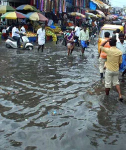 சென்னையில் கன மழை: ஒருவர் பலி; போக்குவரத்து பாதிப்பு!