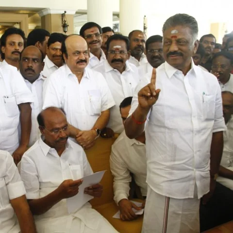 போஸ் கொடுக்க மட்டும் தான்... ரகசியம் பேச மணி அண்ட் கோ - அப்செட்டில் ஓ.பி.எஸ்!