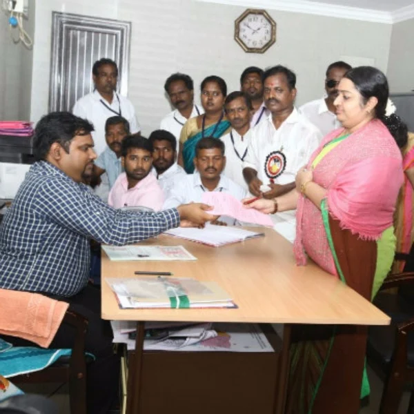 பஞ்சு மிட்டாய் கலர் உடையில் தீபாம்மா