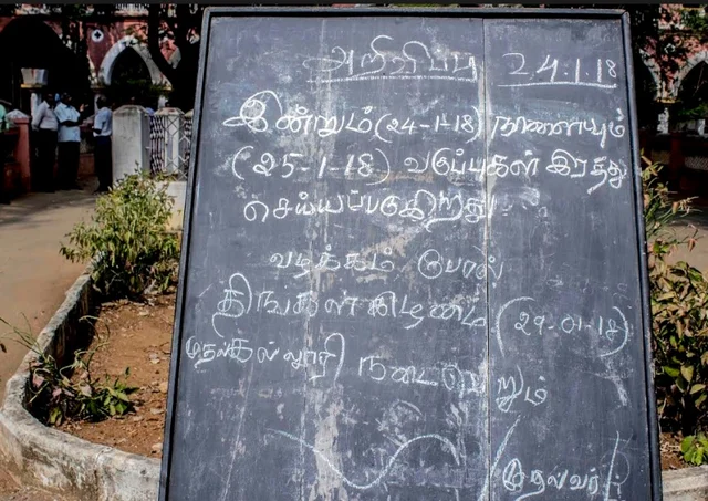 ’எங்க அம்மா வாங்குற சம்பளத்துல இதைத் தாங்க முடியுமான்னு தெரியல!’ - பேருந்துக் கட்டண உயர்வு குறித்து குமுறும் மாணவி