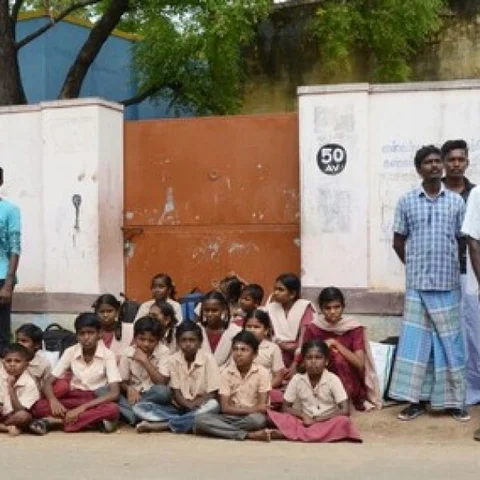 அன்று 450 மாணவர்கள்... இன்று 35 பேர்! - அரசுப் பள்ளிக்கு மூடுவிழா நடத்திய கிராம மக்கள்