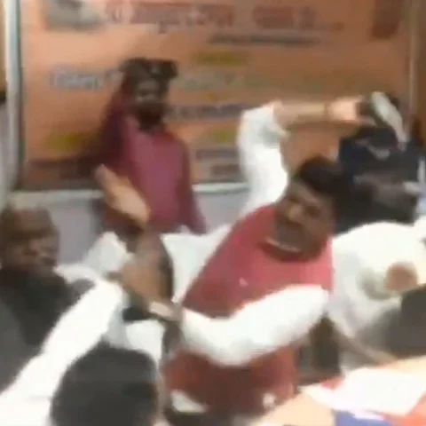 `கல்வெட்டில் என் பெயர் ஏன் இல்லை!’ - செருப்பால் தாக்கிக்கொண்ட பா.ஜ.க எம்.பி - எம்.எல்.ஏ