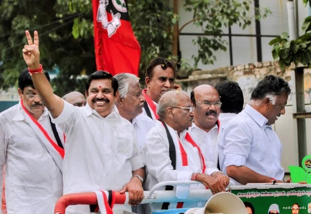 ` முதல்வர் மீது கிரிமினல் நடவடிக்கை!' - பணப்பட்டுவாடா விவகாரத்தில் கொதிக்கும் ஸ்டாலின்