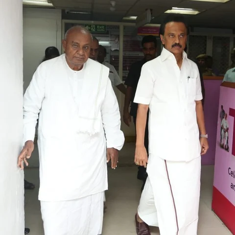 `தி.மு.க தலைவர் கருணாநிதியைத் தொலைவிலிருந்து பார்த்தேன்’ - தேவகவுடா பேட்டி!