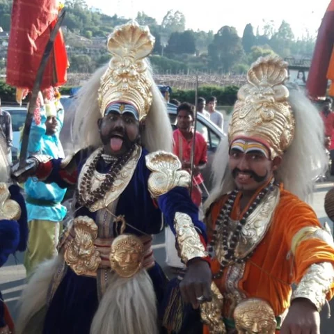 ஊட்டி மாரியம்மன் கோயில் உபயதாரர்கள் தேர்பவனி