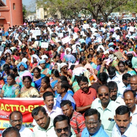 புதுக்கோட்டையில் ஜாக்டோ-ஜியோ அமைப்பினர் சாலை மறியல் - 2,000-க்கும் மேற்பட்டோர் கைது!