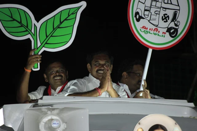 `மண்புழுபோல் நானும் விவசாயிகளின் நண்பன்!’ - பிரசாரத்தில் நெகிழ்ந்த எடப்பாடி பழனிசாமி