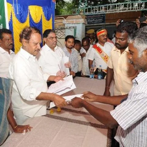 கிருஷ்ணராயபுரம் தொகுதியில் பொதுமக்களிடம் கோரிக்கை மனுக்களை பெற்றார் தம்பிதுரை!