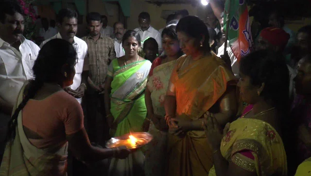 வீடுவீடாகச் சென்று வாக்கு சேகரித்த ஓ.பி.எஸ் மருமகள்.!