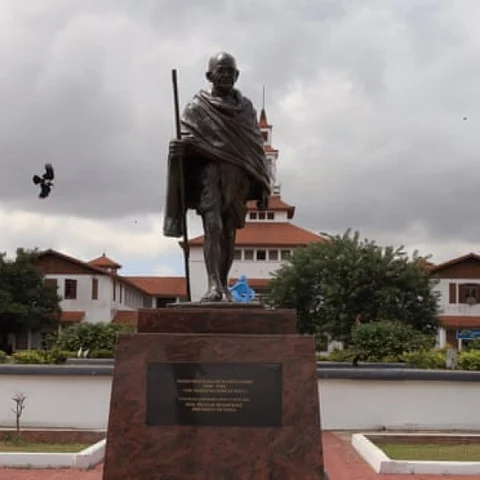 `இது எங்கள் சுய மரியாதைக்கான செயல்' - காந்தி சிலையை அகற்றிய கானா பல்கலைக்கழகம்