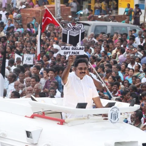 ``எடப்பாடியும், பன்னீர் செல்வமும் பழைய தொழிலுக்குச் செல்ல வேண்டியதுதான்" - பிரசாரத்தில் அதிர்ந்த தினகரன்