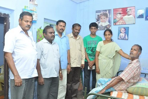 பிளஸ்-2 தேர்வில் மாநில முதலிட மாணவருக்கு வருவாய் அலுவலர் சங்கம் உதவி