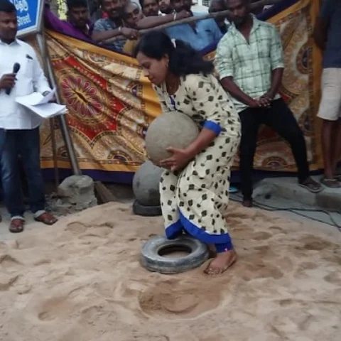 50 கிலோ இளவட்டக் கல்லை அசால்டாகத் தூக்கி அசத்திய குடும்பத் தலைவி பிரதீபா!