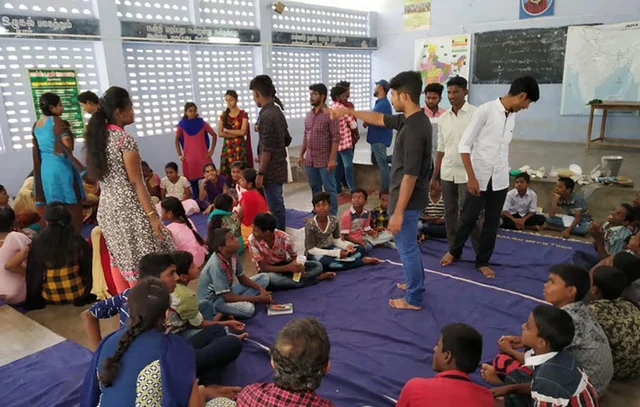 `எங்களோட நிறுத்திடாம, எங்க ஜூனியர்ஸையும் ஊக்கப்படுத்துறோம்!' மாணவர்களின் அசத்தல் முயற்சி