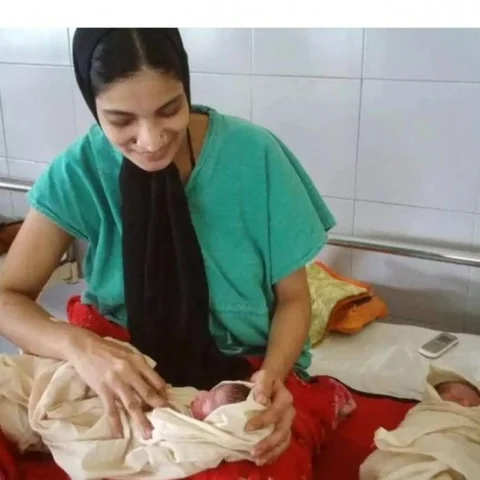 ஓடும் ரயிலில் பெண்ணுக்குப் பிரசவம் - அசத்திய பெண் காவலர்கள்!