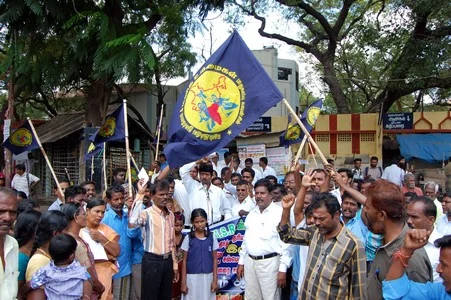 சாதியைச் சொல்லி இழிவு: தனியார் பள்ளியை எதிர்த்து மாணவி போராட்டம்!