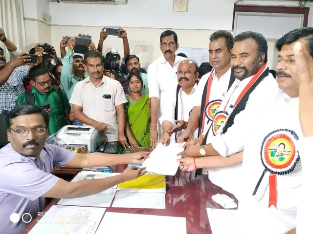 `வேறு யாரும் செய்யாத வளர்ச்சிப் பணிகளைச் செய்துள்ளேன்!’ - வேட்புமனுத்தாக்கல் செய்த பொள்ளாச்சி எம்.பி