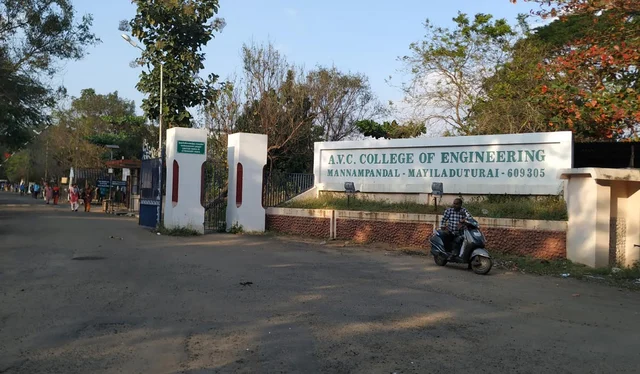 `காவிரி ஆற்றுப்பாலம் பார் -ஆக மாற வேண்டுமா?’ - பேனர் வைத்து எச்சரிக்கும் மக்கள்