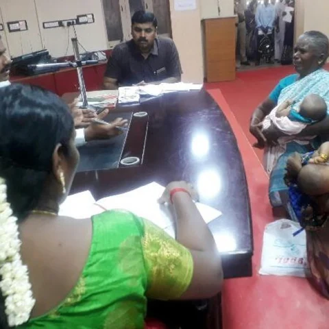 `இரட்டைப் பெண் குழந்தைகள் பிறந்ததால் தலைமறைவான கணவன்!’ - ஆட்சியரிடம் முறையிட்ட பெண்