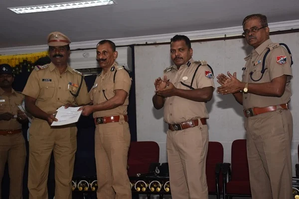 `என் பணியை இளைஞர்களை நம்பி விட்டுச் செல்கிறேன்’ - ஐ.ஜி பொன்.மாணிக்கவேல் உருக்கம்!