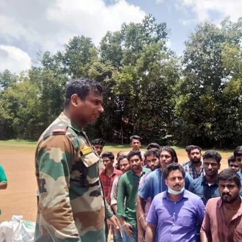 தடைகளைக் கடந்து கேரளம் வந்த ராணுவ வீரர்! - 100 உயிர்களைக் காப்பாற்றிய அதிசயம்