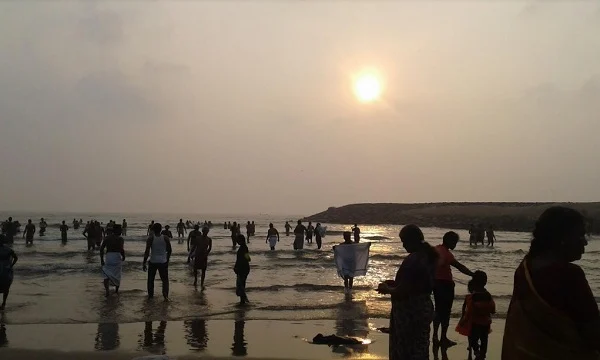 பூம்புகார் காவிரி சங்கமத்தில் கலைகட்டிய தை அமாவாசை தர்ப்பண பூஜைகள்!
